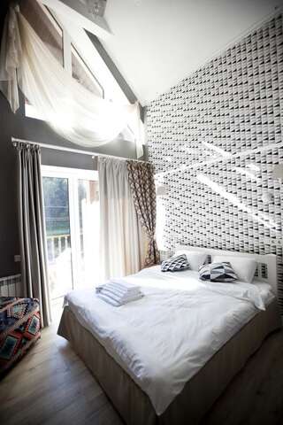 Отель Клуб Яремчанський Яремче Классический четырехместный номер-2