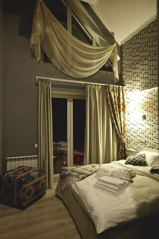 Отель Клуб Яремчанський Яремче Двухместный номер с 1 кроватью и видом на горы-2